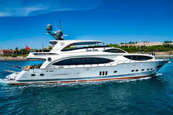 Charter yacht cruising Hudson River NYC